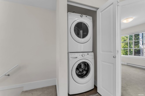 11-9989 Barnston Drive E, Surrey, BC - Indoor Photo Showing Laundry Room