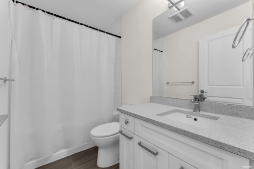 11-9989 Barnston Drive E, Surrey, BC - Indoor Photo Showing Bathroom
