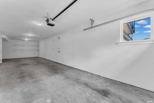 11-9989 Barnston Drive E, Surrey, BC - Indoor Photo Showing Garage