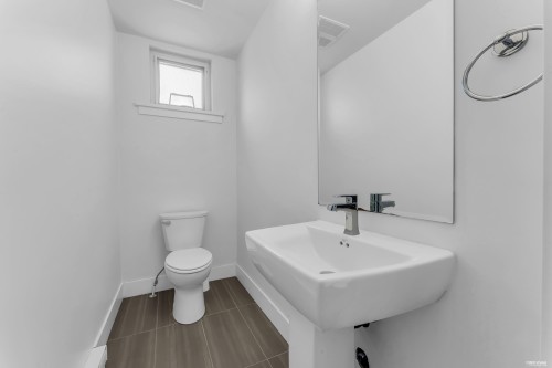 11-9989 Barnston Drive E, Surrey, BC - Indoor Photo Showing Bathroom