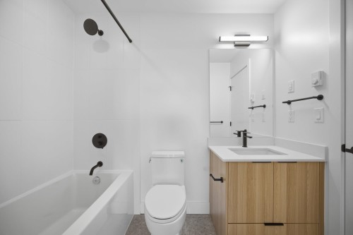 507-20769 Fraser Highway, Langley, BC - Indoor Photo Showing Bathroom
