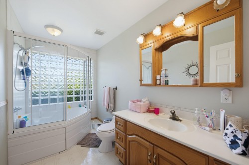 20441 94B Avenue, Langley, BC - Indoor Photo Showing Bathroom
