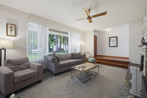 20441 94B Avenue, Langley, BC - Indoor Photo Showing Living Room