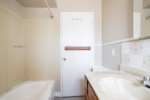 15405 Semiahmoo Avenue, White Rock, BC - Indoor Photo Showing Bathroom