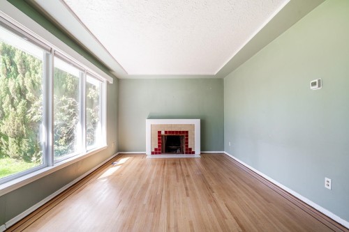 15405 Semiahmoo Avenue, White Rock, BC - Indoor Photo Showing Living Room With Fireplace