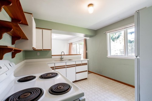 15405 Semiahmoo Avenue, White Rock, BC - Indoor Photo Showing Kitchen
