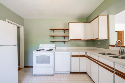 15405 Semiahmoo Avenue, White Rock, BC - Indoor Photo Showing Kitchen With Double Sink