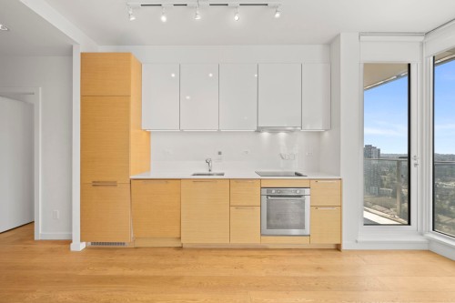 3003-13438 Central Avenue, Surrey, BC - Indoor Photo Showing Kitchen