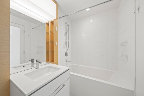 3003-13438 Central Avenue, Surrey, BC - Indoor Photo Showing Bathroom