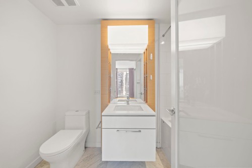 3003-13438 Central Avenue, Surrey, BC - Indoor Photo Showing Bathroom