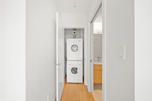 3003-13438 Central Avenue, Surrey, BC - Indoor Photo Showing Laundry Room