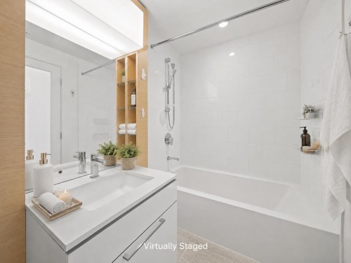 3003-13438 Central Avenue, Surrey, BC - Indoor Photo Showing Bathroom