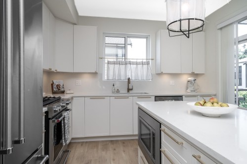 53-19897 75A Avenue, Langley, BC - Indoor Photo Showing Kitchen With Upgraded Kitchen