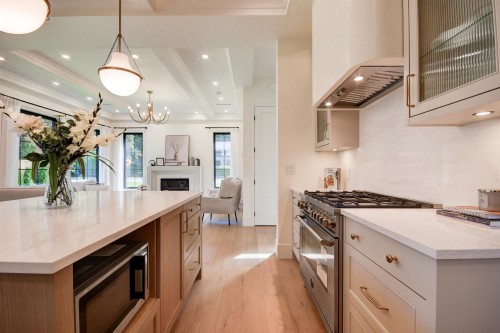 1535 128 Street, Surrey, BC - Indoor Photo Showing Kitchen With Upgraded Kitchen