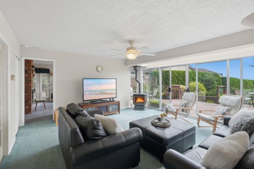11880 Clark Drive, Delta, BC - Indoor Photo Showing Living Room