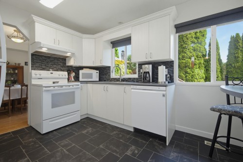 7340 Todd Crescent, Surrey, BC - Indoor Photo Showing Kitchen With Double Sink