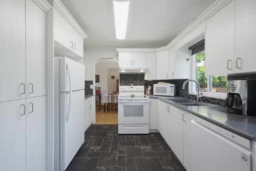 7340 Todd Crescent, Surrey, BC - Indoor Photo Showing Kitchen With Double Sink