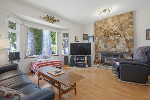 7340 Todd Crescent, Surrey, BC - Indoor Photo Showing Living Room With Fireplace