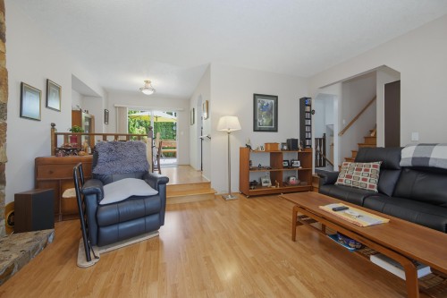 7340 Todd Crescent, Surrey, BC - Indoor Photo Showing Living Room