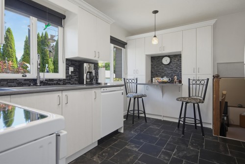 7340 Todd Crescent, Surrey, BC - Indoor Photo Showing Kitchen