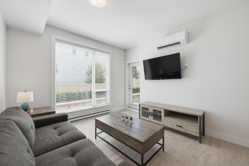 105-2565 Ware Street, Abbotsford, BC - Indoor Photo Showing Living Room