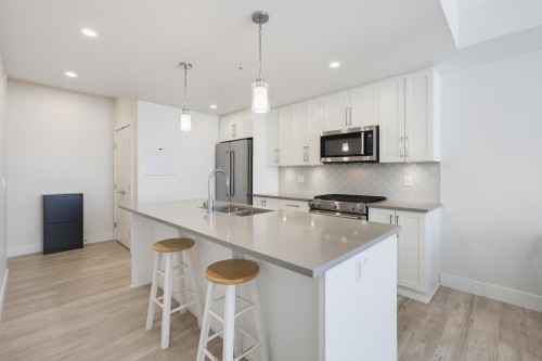 105-2565 Ware Street, Abbotsford, BC - Indoor Photo Showing Kitchen With Double Sink With Upgraded Kitchen