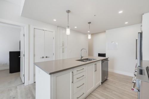 105-2565 Ware Street, Abbotsford, BC - Indoor Photo Showing Kitchen With Double Sink With Upgraded Kitchen