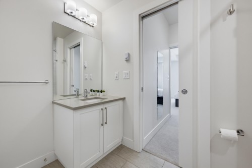 105-2565 Ware Street, Abbotsford, BC - Indoor Photo Showing Bathroom