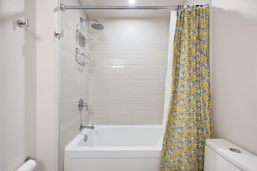 105-2565 Ware Street, Abbotsford, BC - Indoor Photo Showing Bathroom