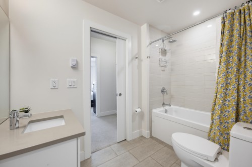105-2565 Ware Street, Abbotsford, BC - Indoor Photo Showing Bathroom