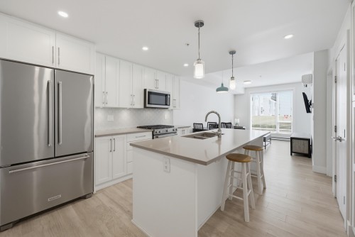105-2565 Ware Street, Abbotsford, BC - Indoor Photo Showing Kitchen With Double Sink With Upgraded Kitchen