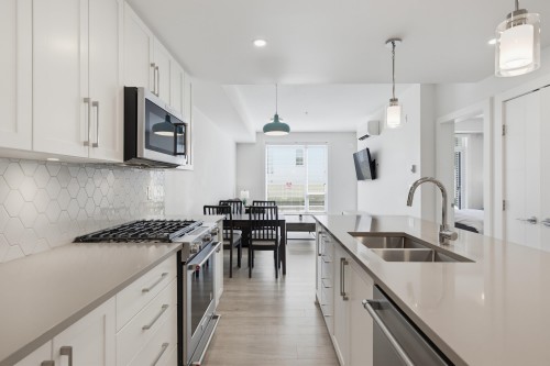 105-2565 Ware Street, Abbotsford, BC - Indoor Photo Showing Kitchen With Double Sink With Upgraded Kitchen