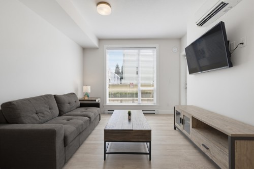 105-2565 Ware Street, Abbotsford, BC - Indoor Photo Showing Living Room