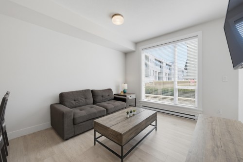 105-2565 Ware Street, Abbotsford, BC - Indoor Photo Showing Living Room