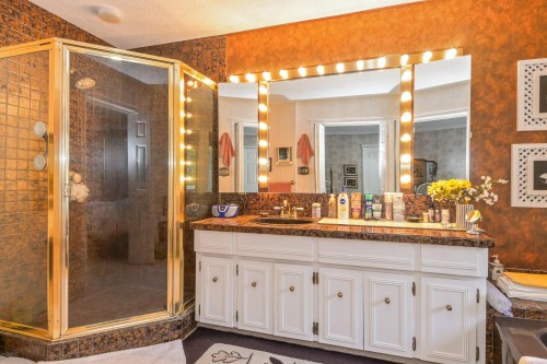 2704 St. Moritz Way, Abbotsford, BC - Indoor Photo Showing Bathroom