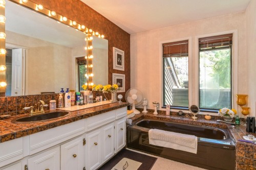 2704 St. Moritz Way, Abbotsford, BC - Indoor Photo Showing Bathroom