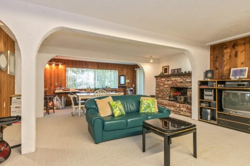 2704 St. Moritz Way, Abbotsford, BC - Indoor Photo Showing Living Room