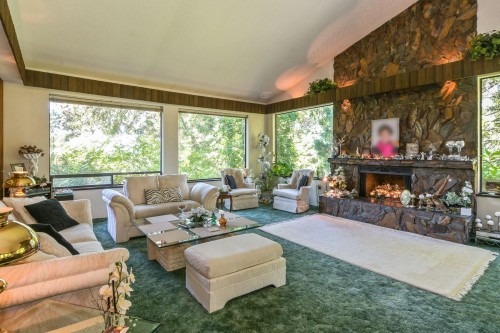2704 St. Moritz Way, Abbotsford, BC - Indoor Photo Showing Living Room With Fireplace