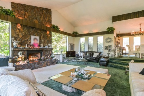 2704 St. Moritz Way, Abbotsford, BC - Indoor Photo Showing Living Room With Fireplace