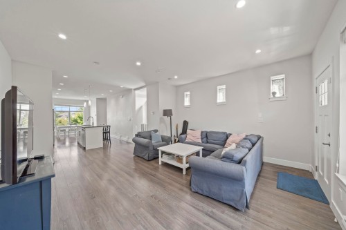 51-14541 Winter Crescent, Surrey, BC - Indoor Photo Showing Living Room
