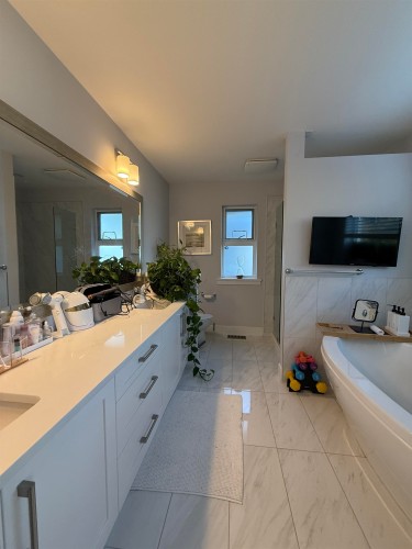 20455 83A Avenue, Langley, BC - Indoor Photo Showing Bathroom