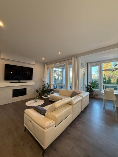 20455 83A Avenue, Langley, BC - Indoor Photo Showing Living Room