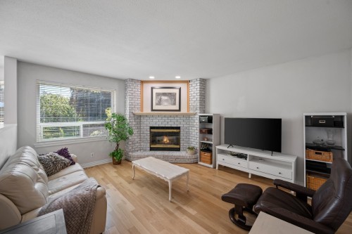 16614 Cherryhill Crescent, Surrey, BC - Indoor Photo Showing Living Room With Fireplace
