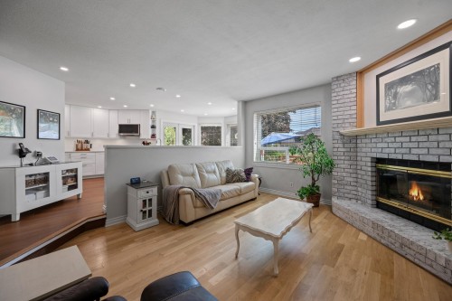 16614 Cherryhill Crescent, Surrey, BC - Indoor Photo Showing Living Room With Fireplace