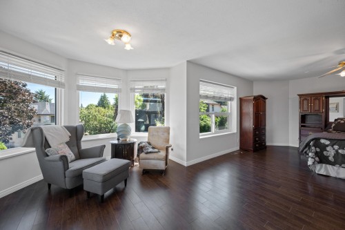 16614 Cherryhill Crescent, Surrey, BC - Indoor Photo Showing Living Room