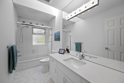 16614 Cherryhill Crescent, Surrey, BC - Indoor Photo Showing Bathroom