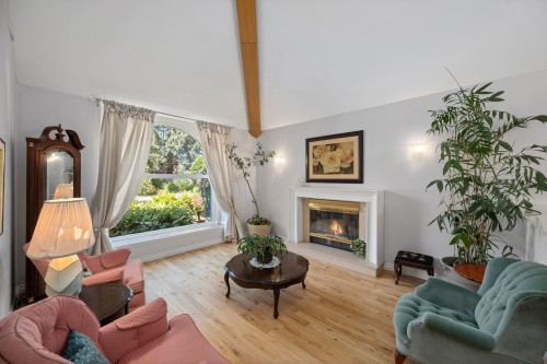 16614 Cherryhill Crescent, Surrey, BC - Indoor Photo Showing Living Room With Fireplace