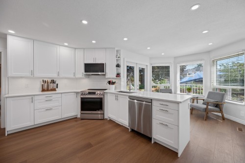 16614 Cherryhill Crescent, Surrey, BC - Indoor Photo Showing Kitchen With Upgraded Kitchen