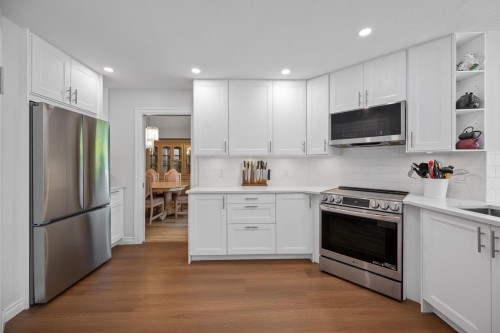 16614 Cherryhill Crescent, Surrey, BC - Indoor Photo Showing Kitchen With Upgraded Kitchen
