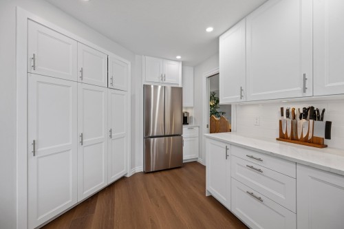 16614 Cherryhill Crescent, Surrey, BC - Indoor Photo Showing Kitchen